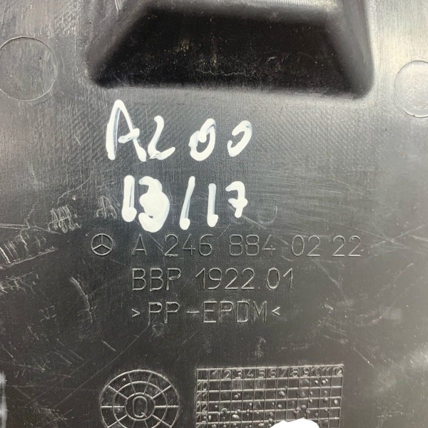 Acabamento Parabarro Dianteiro Esquerdo Mercedes A200 2013..